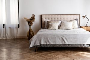Klasyczne łóżko na zamówienie w stylu glamour z wysokim zagłówkiem - Warszawa